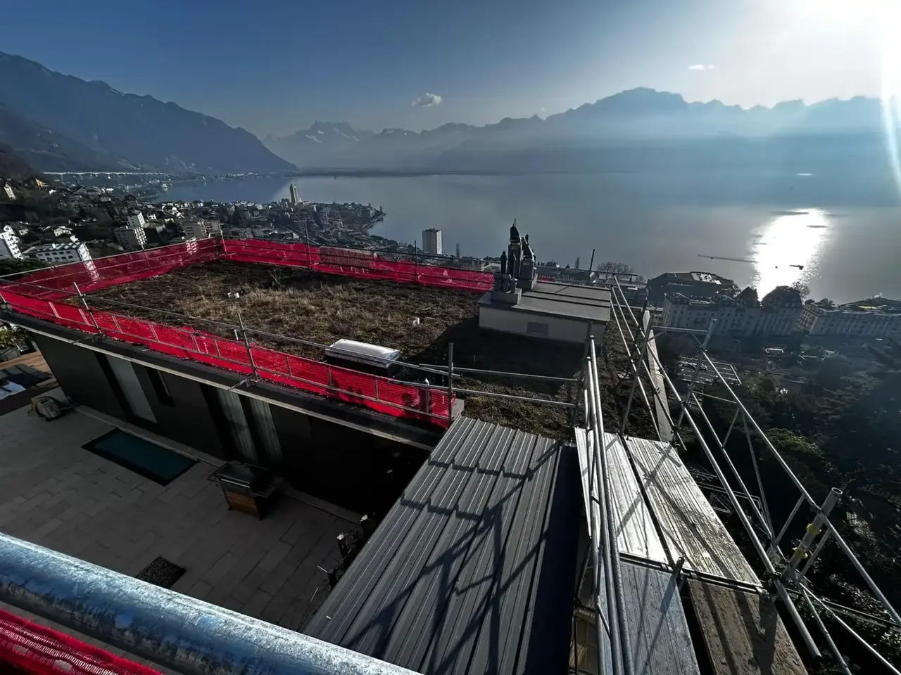 Vue panoramique du Lac Léman et de Montreux depuis un chantier TOFAJ