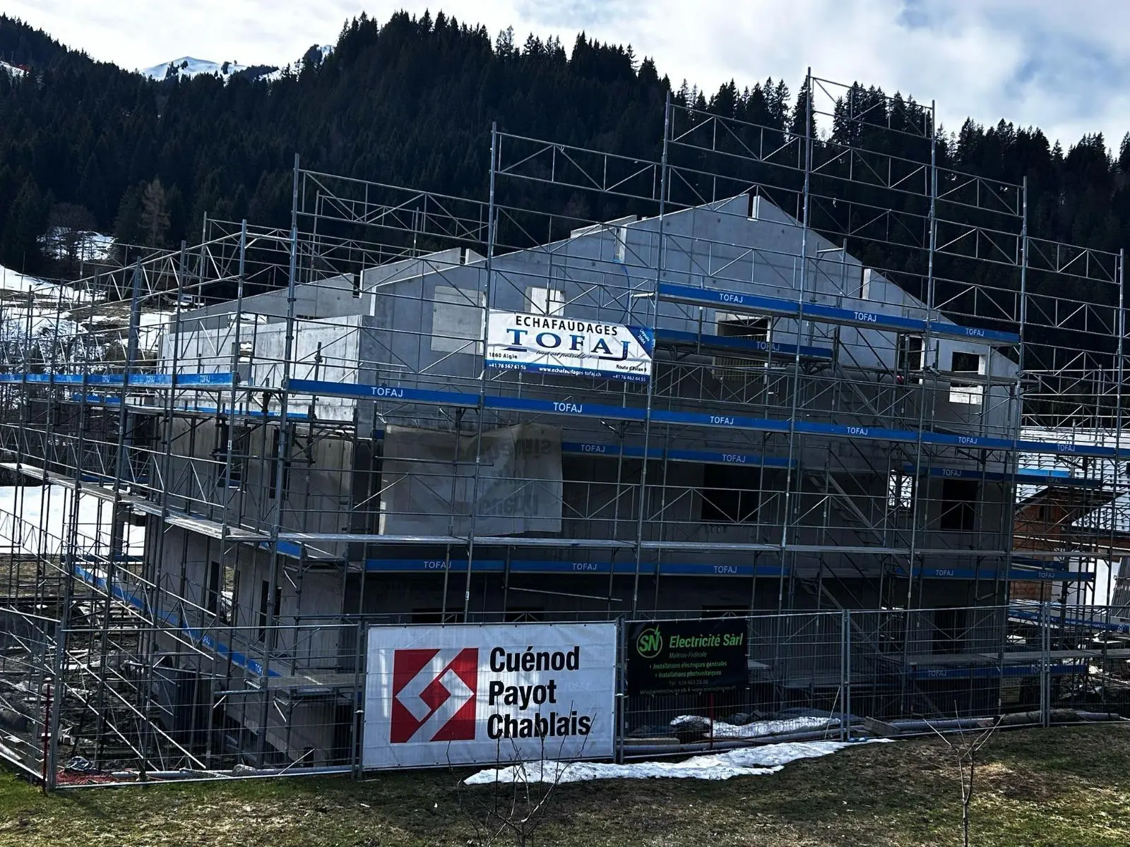 Chantier TOFAJ dans les montagnes vaudoises avec bâche signature