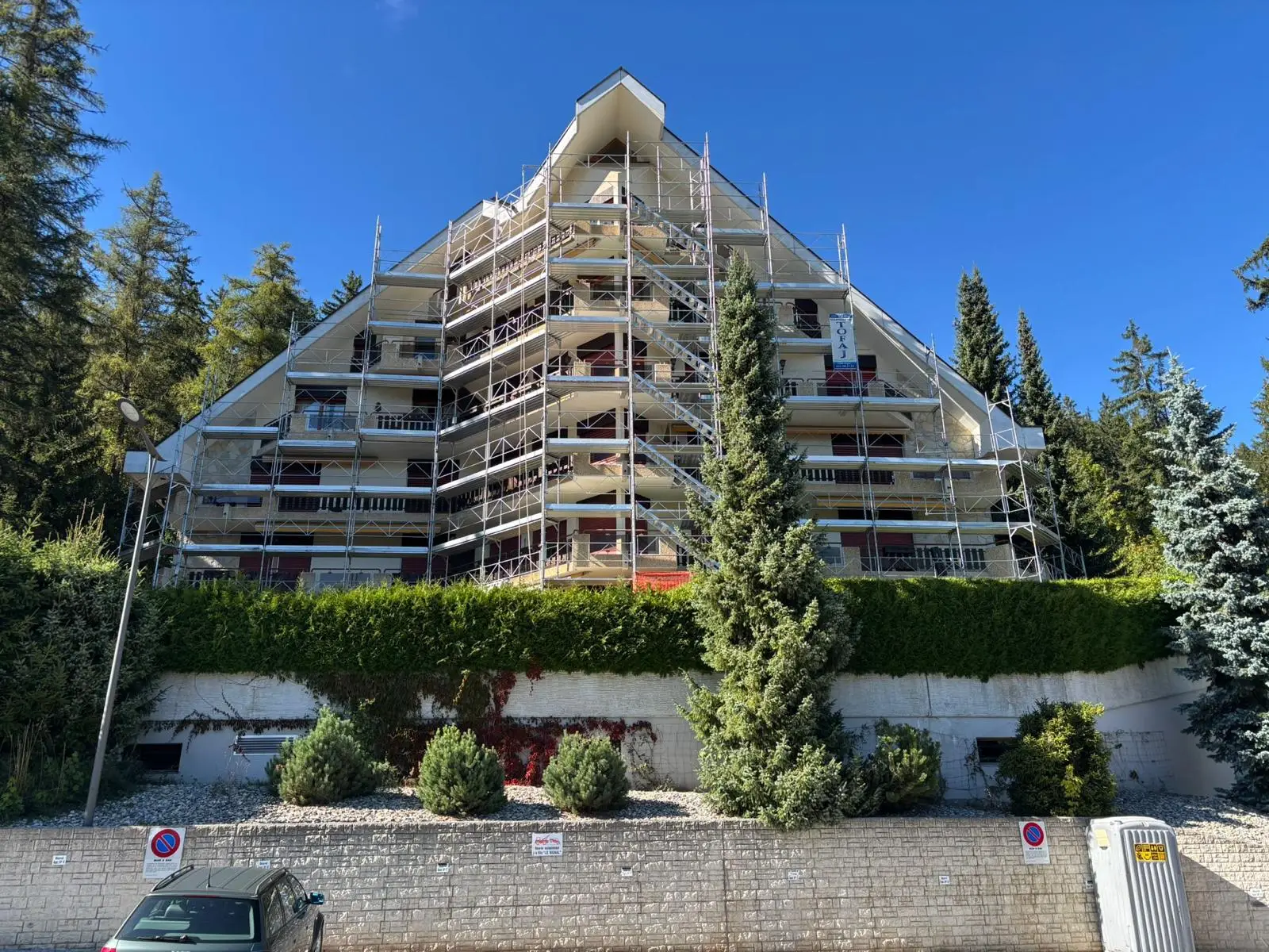 Chantier en hauteur, échafaudage sur grande toiture