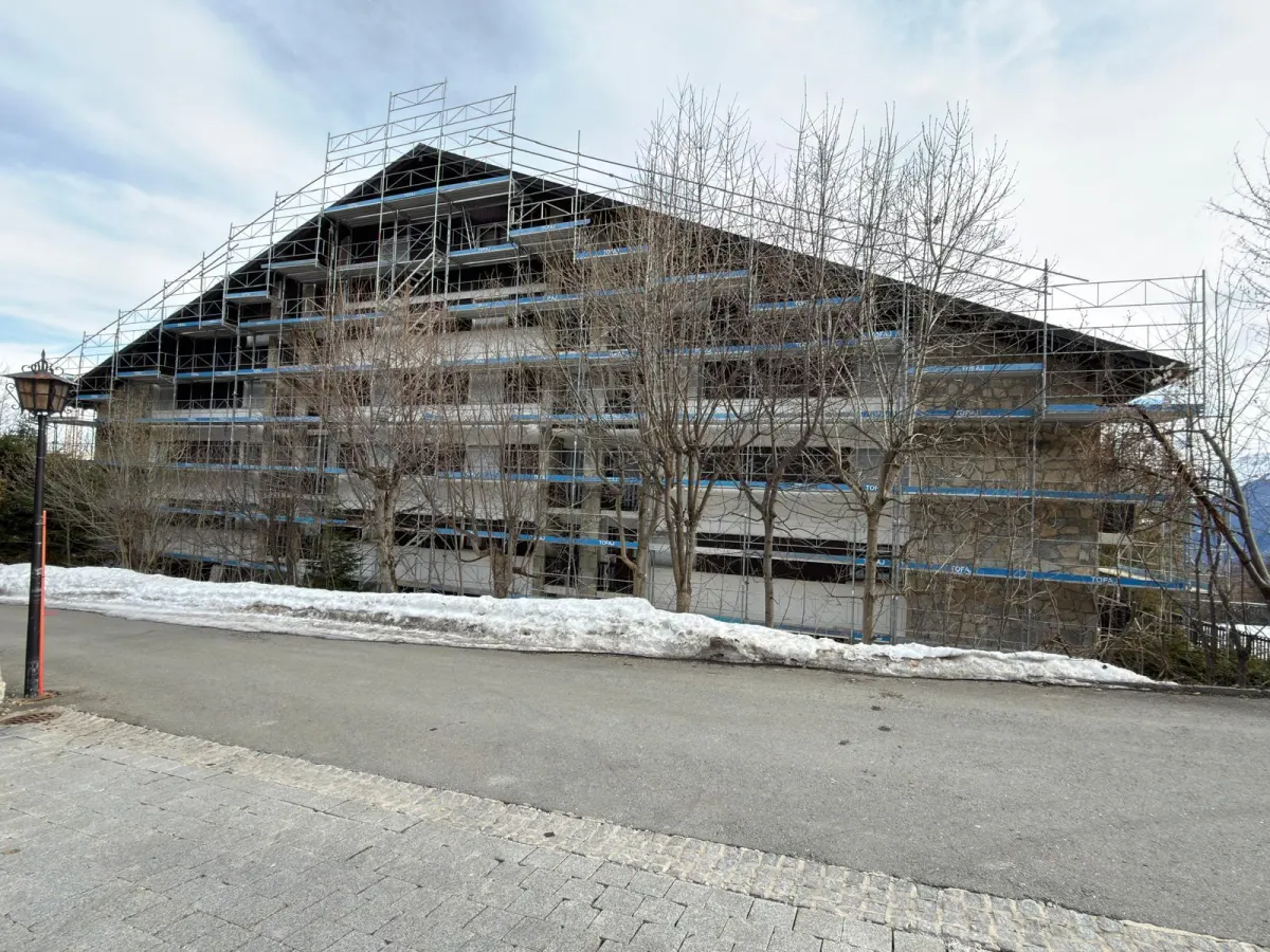 Chantier de chalet en hiver