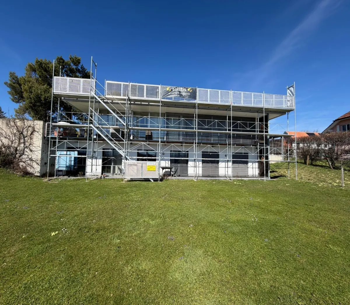 Villa contemporaine avec échafaudage façade longue