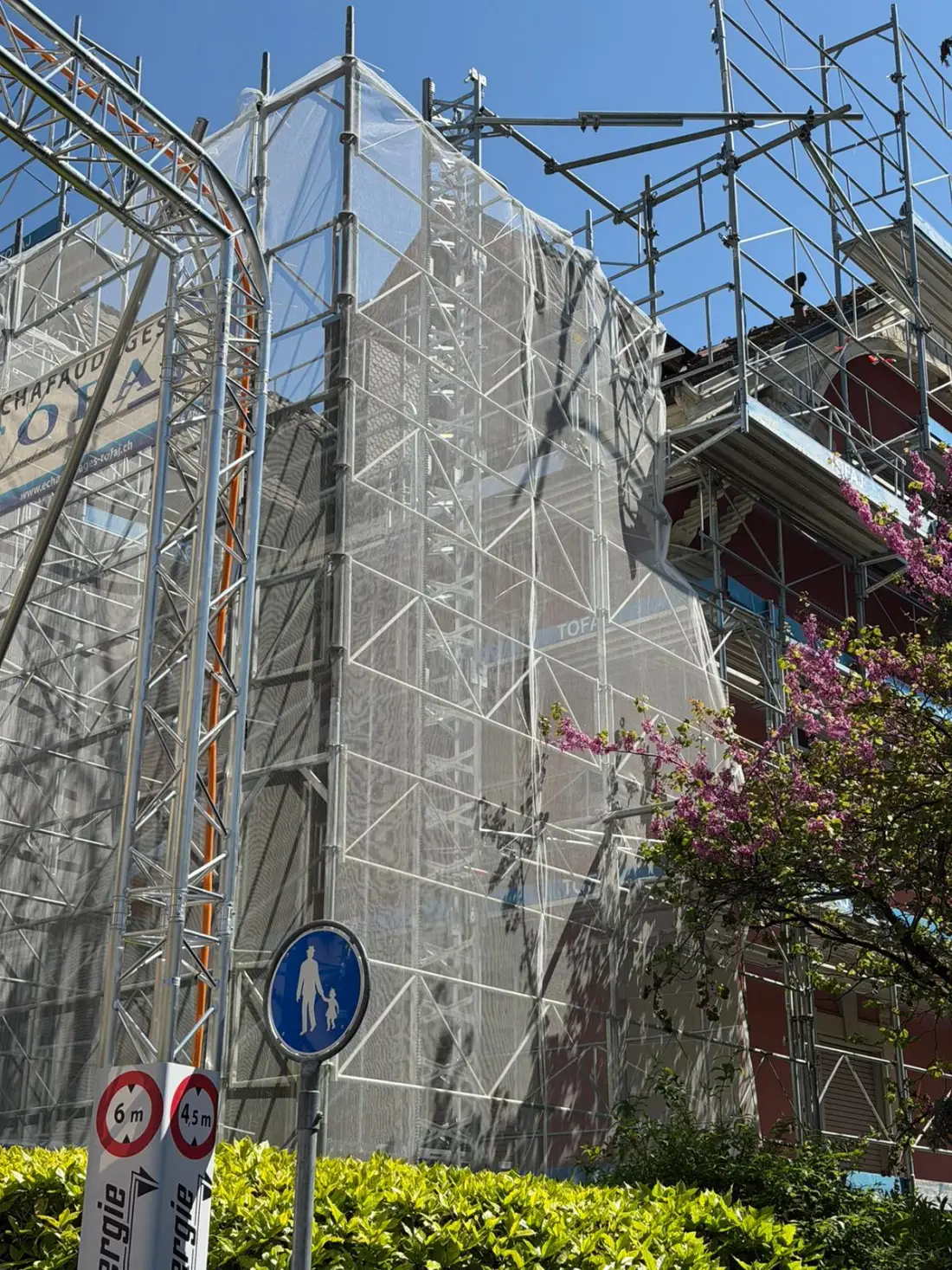 Chantier urbain avec bâche TOFAJ blanche