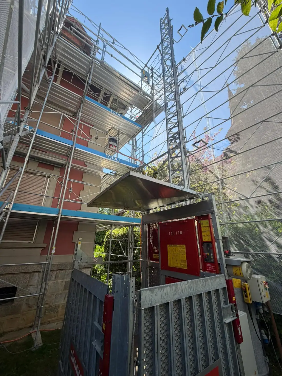 Monte-charge sur chantier TOFAJ